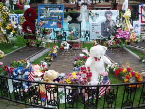 elvisgrave2.jpg